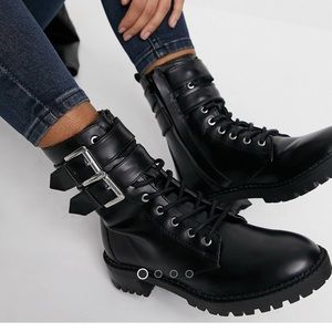 Biker Boots with buckle details in black (Bershka)